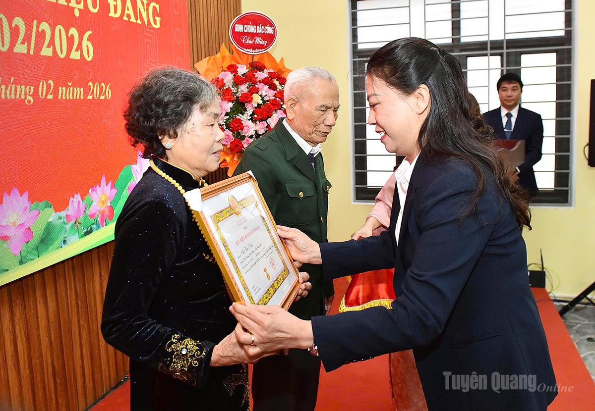 Đồng chí Phó Bí thư Thường trực Tỉnh ủy trao Huy hiệu Đảng cho đảng viên Phan Thị Kim, Tổ dân phố Lũng, Đảng bộ phường Mỹ Lâm.