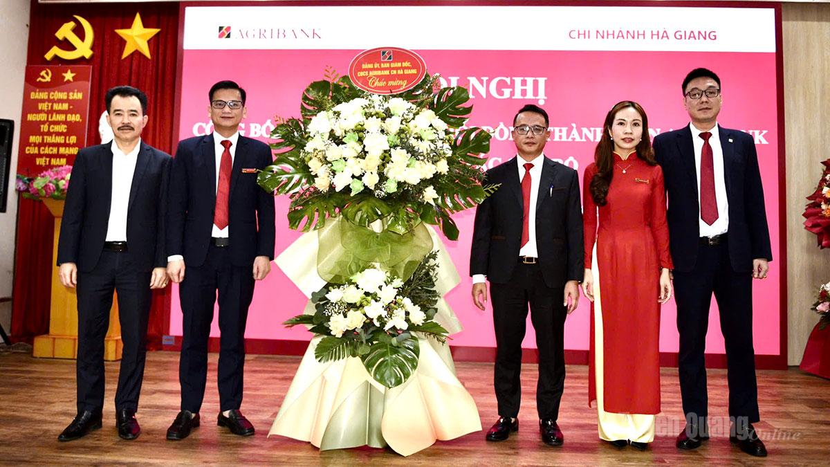  Đảng ủy, Ban Giám đốc Agribank Chi nhánh Hà Giang chúc mừng tân 
Giám đốc Agribank Chi nhánh Hà Giang.