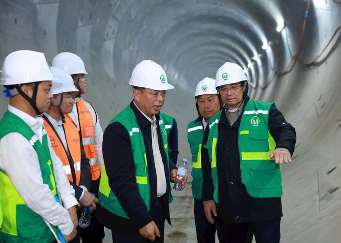 PM Pham Minh Chinh inspects the underground section at the S11 Van Mieu station of the Nhon – Hanoi Station railway line on February 22. (Photo: hanoimoi.vn)