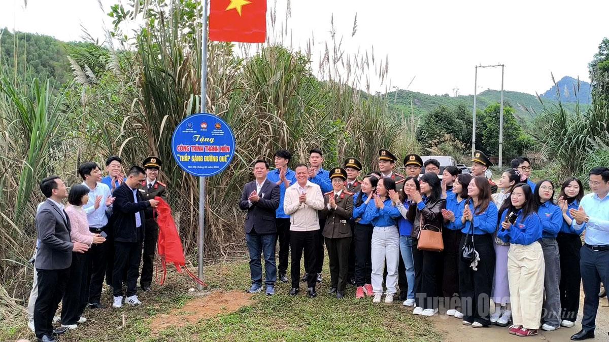 Khánh thành và bàn giao hệ thống “Thắp sáng đường quê” tại thôn Khuôn Thẳm.
