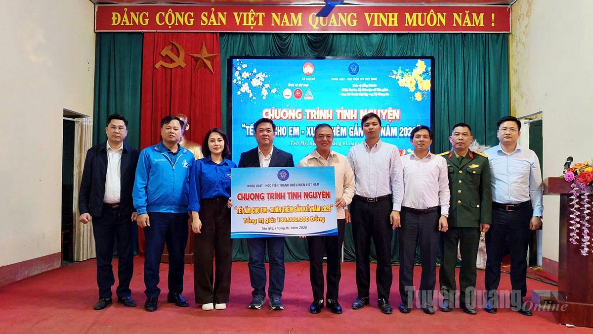 Đoàn tình nguyện trao biển hỗ trợ kinh phí thực hiện chương trình tình nguyện.