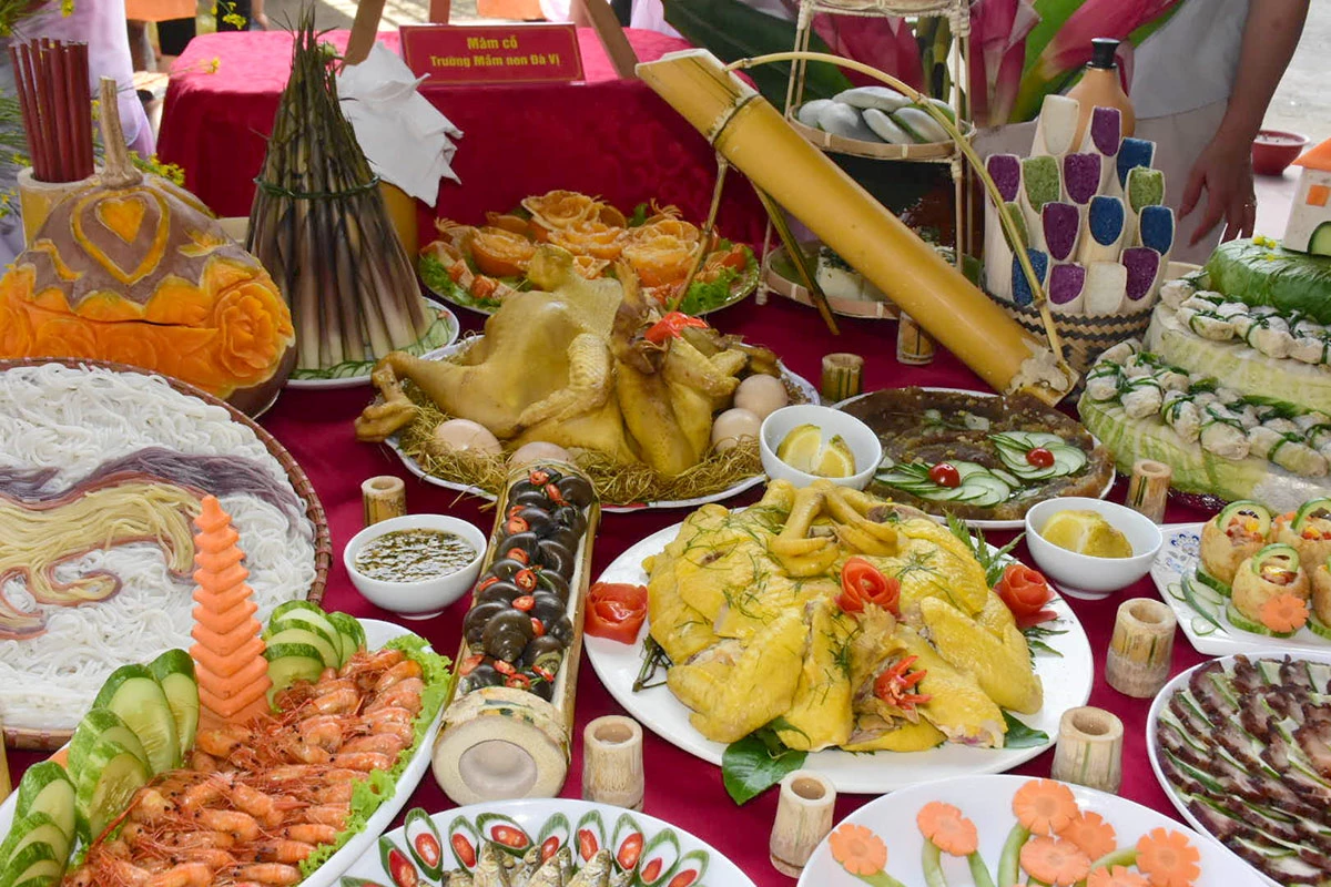 Những món ăn bản địa được trình bày khéo léo, hài hoà trong từng mâm cỗ.