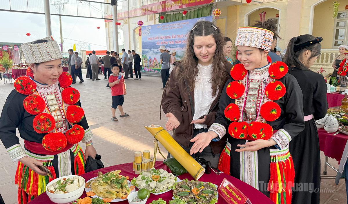 Du khách nước ngoài ấn tượng với những món ăn đẹp mắt của xã Hồng Thái.