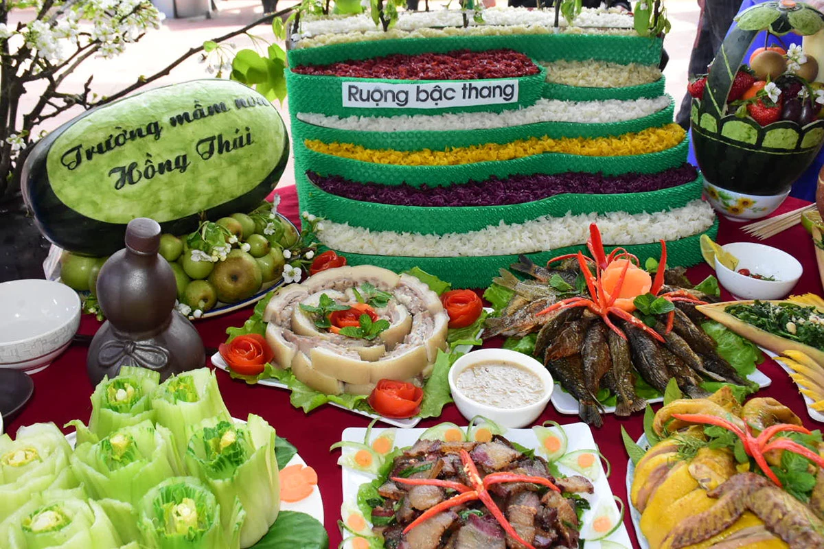 Ruộng bậc thang Hồng Thái được trình bày khéo léo mang đậm dấu ấn của xã.