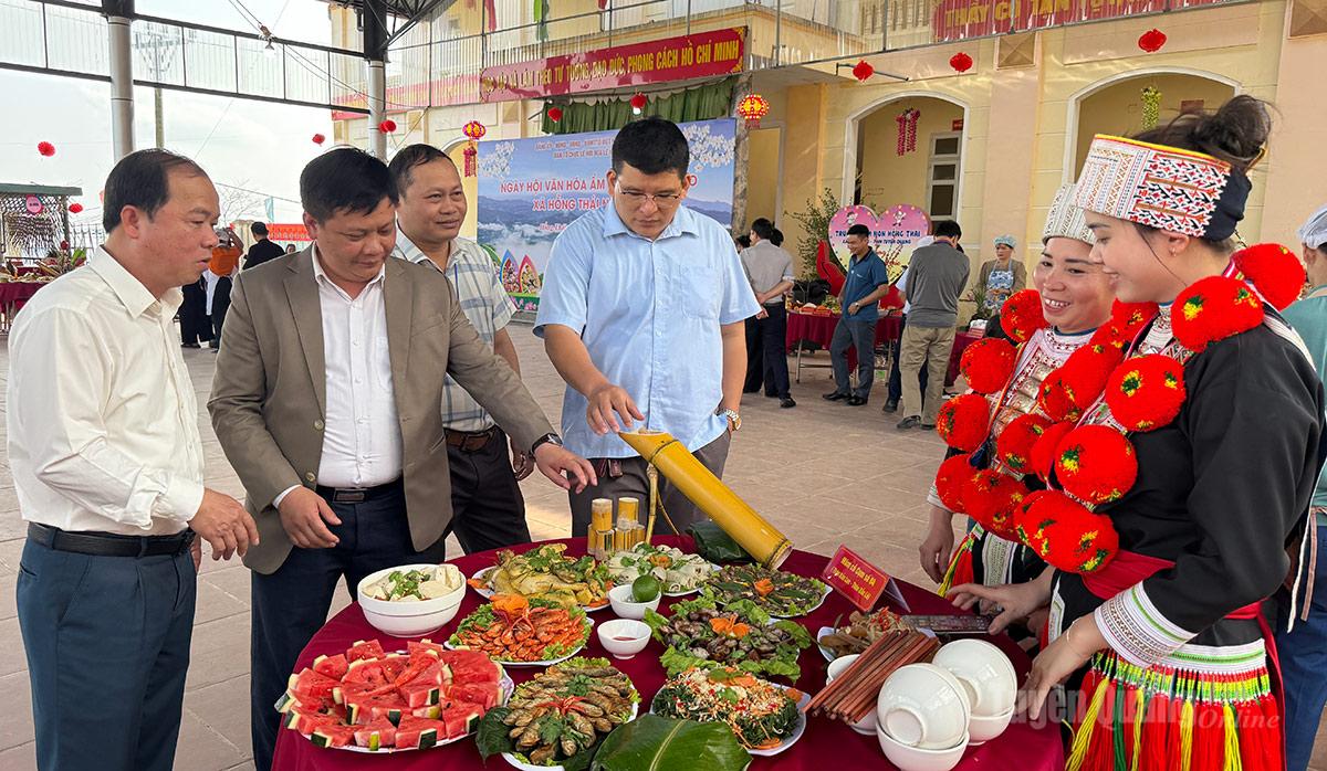 Đại biểu tham quan các mâm cỗ tại ngày hội.