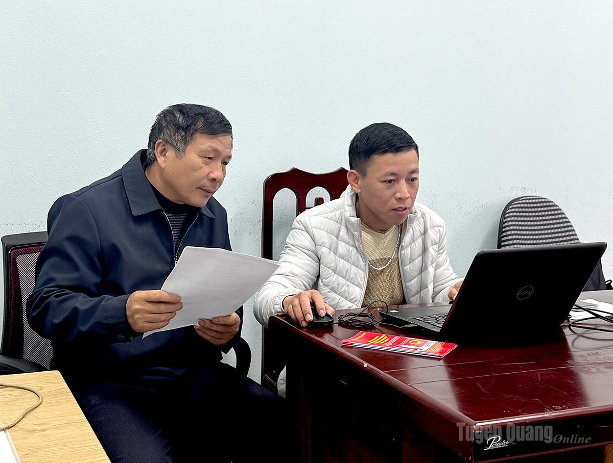Anh Vũ Văn Quyết (bên phải), chuyên viên phòng Văn hóa xã Kiến Thiết hỗ trợ người dân thực hiện các thủ tục hành chính trên môi trường số.