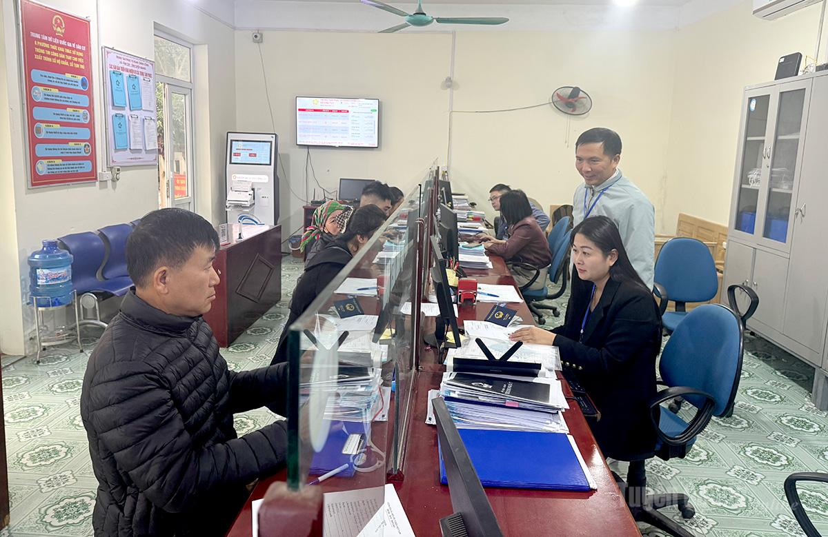 Công chức xã Vĩnh Tuy giải quyết công việc cho người dân, doanh nghiệp.