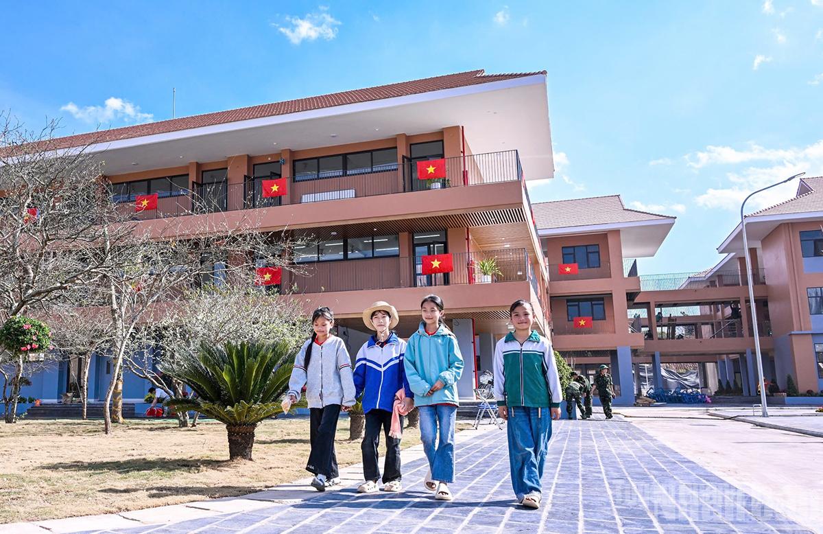 Trường phổ thông nội trú liên cấp tiểu học và THCS Si Pa Phìn (Điện Biên) được xây dựng hiện đại và là công trình đầu tiên khánh thành theo chủ trương của Bộ Chính trị về đầu tư xây dựng 248 trường phổ thông nội trú liên cấp tiểu học, trung học cơ sở tại các xã biên giới đất liền.