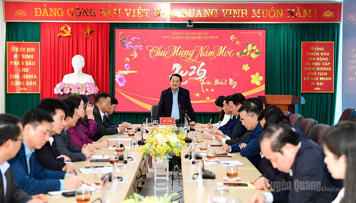 Đồng chí Bí Thư Tỉnh ủy Hầu A Lềnh chúc Tết Báo và phát thanh, truyền hình Tuyên Quang.