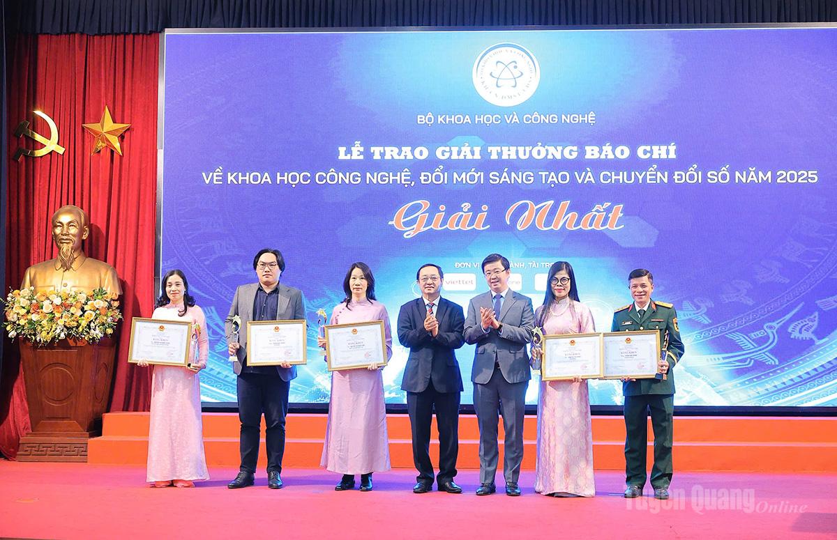 Các tác giả và nhóm tác giả đoạt giải nhất.