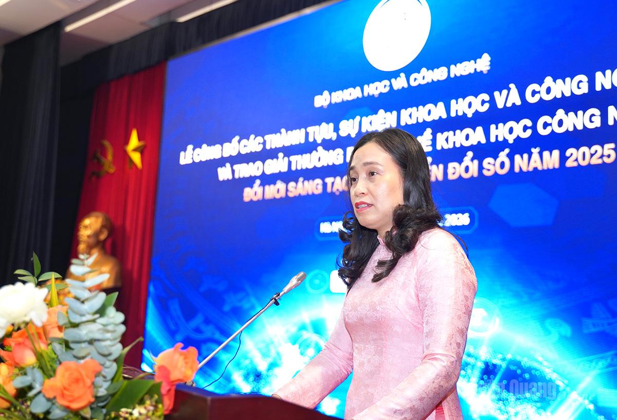 Tác giả Minh Tuyên, Báo và phát thanh, truyền hình Tuyên Quang đại diện các tác giả và nhóm tác giả phát biểu.