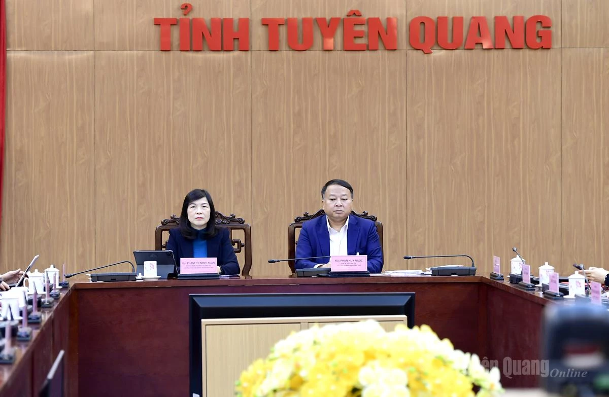 Đồng chí Chủ tịch UBND tỉnh Phan Huy Ngọc và đồng chí Phó Chủ tịch HĐND tỉnh Phạm Thị Minh Xuân chủ trì tại điểm cầu tỉnh Tuyên Quang.