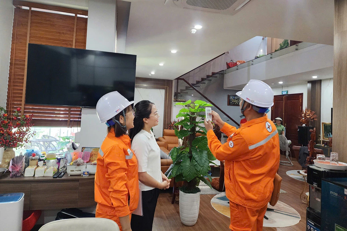Nhân viên Đội Quản lý điện lực khu vực Minh Xuân tuyên truyền cho khách hàng sử dụng điện tiết kiệm, hiệu quả.