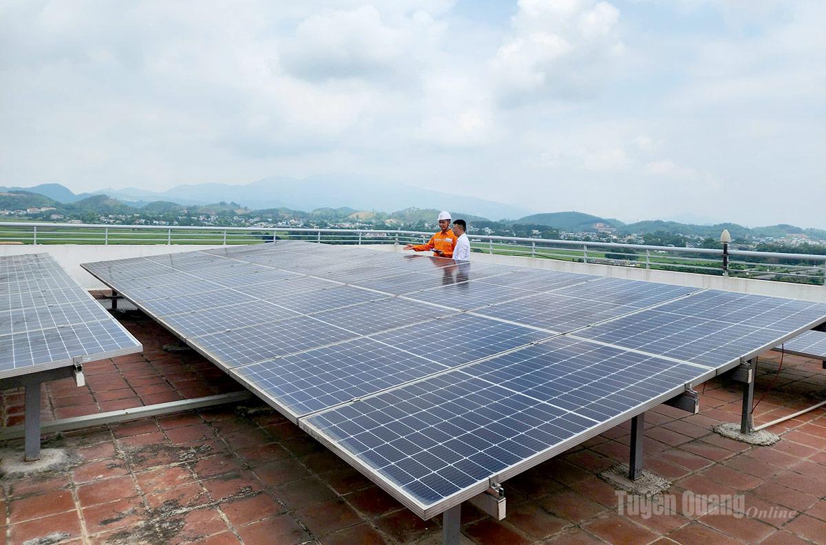 Nhân viên của Công ty Điện lực Tuyên Quang hướng dẫn cho khách hàng việc lắp đặt điện mặt trời áp mái.