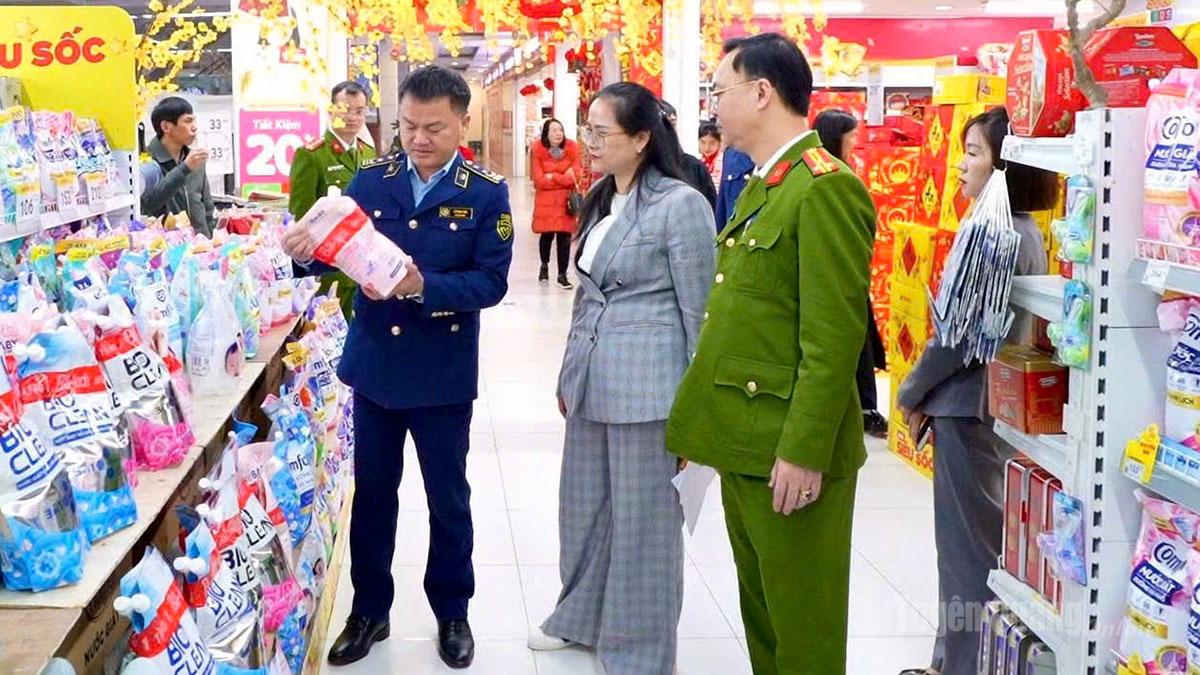 Đoàn kiểm tra liên ngành 389 tỉnh kiểm tra tại Trung tâm Thương mại Vincom Plaza Tuyên Quang.