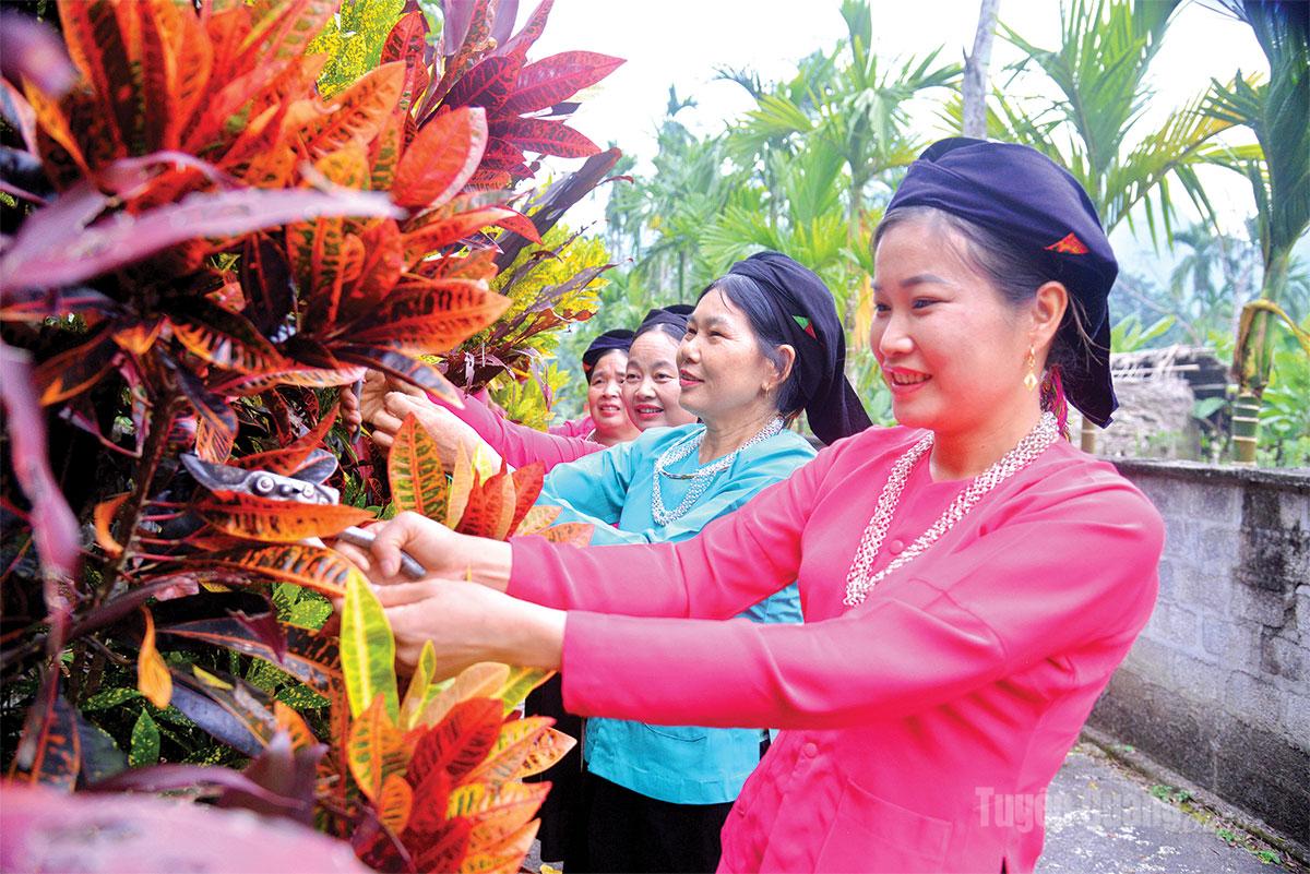 Phụ nữ 
thôn Yên Phú, 
xã Bằng Lang 
cải tạo cảnh quan làng quê sáng, xanh, sạch, đẹp.