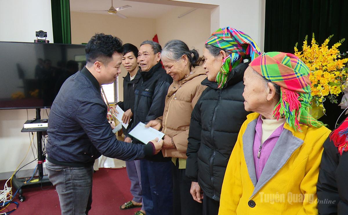 Đại diện Báo Dân trí trao quà cho nhân dân.