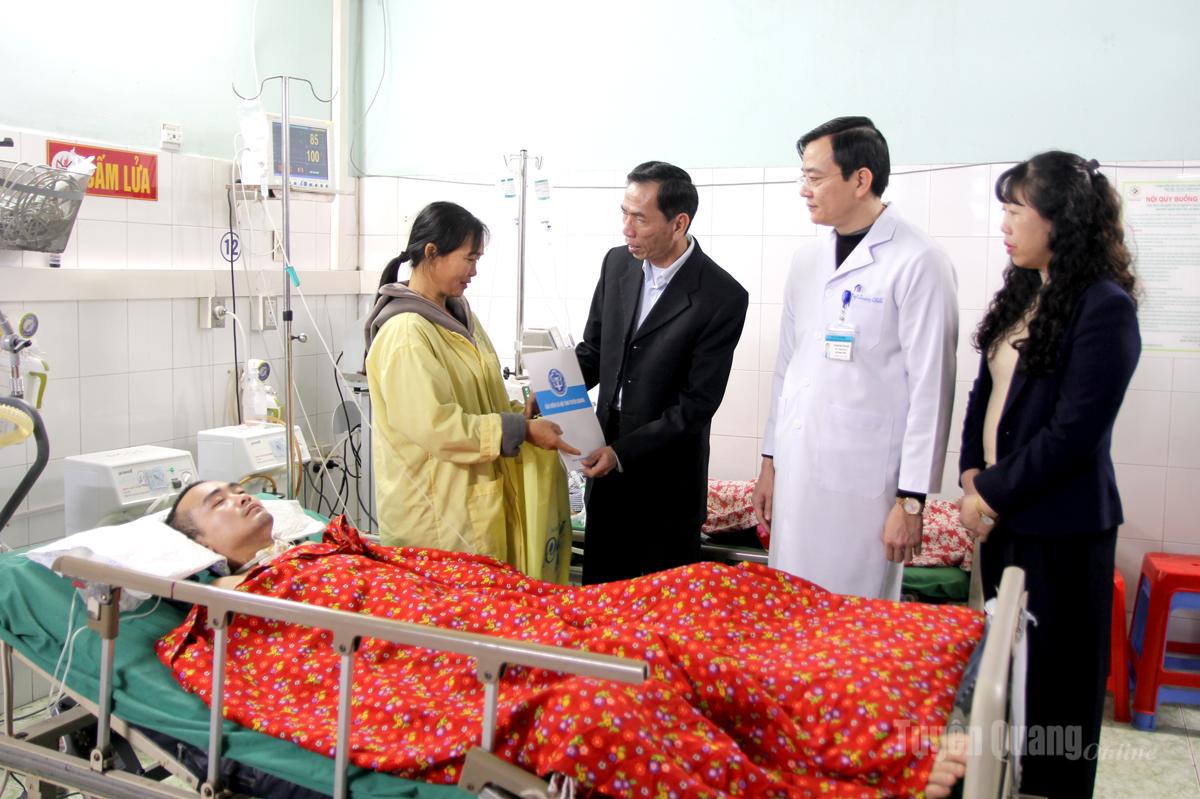 Lãnh đạo Bảo hiểm xã hội tỉnh tặng quà cho bệnh nhân đang điều trị hồi sức tích cực tại Bệnh viên Đa khoa Tuyên Quang.