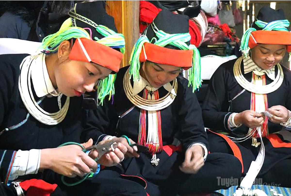 Phụ nữ Dao áo dài thực hiện chế tác, hoàn thiện các sản phẩm trang sức bạc truyền thống.