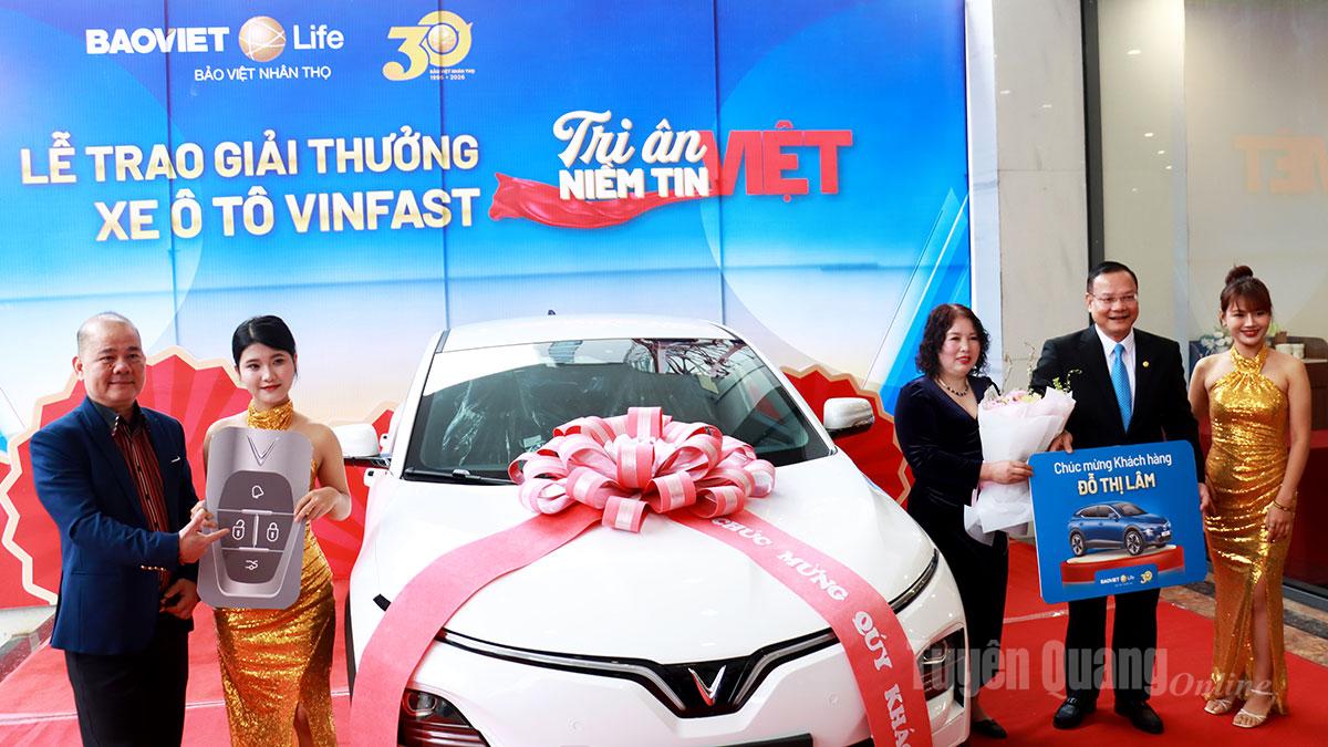Lãnh đạo Bảo Việt Nhân Thọ Hà Giang bàn giao xe ô tô VinFast VF6 cho khách hàng may mắn trúng thưởng.