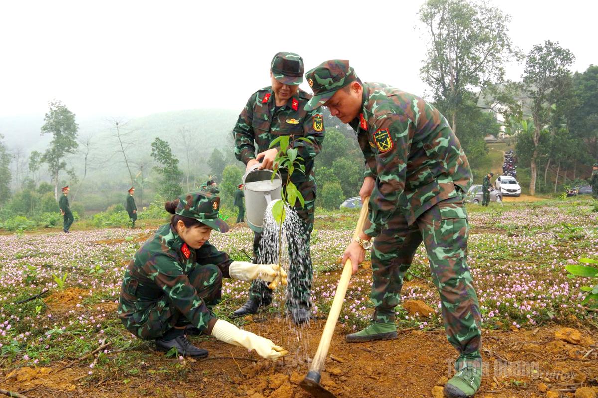 Cán bộ, chiến sĩ Bộ CHQS tỉnh tham gia Tết trồng cây đời đời nhớ ơn Bác Hồ.