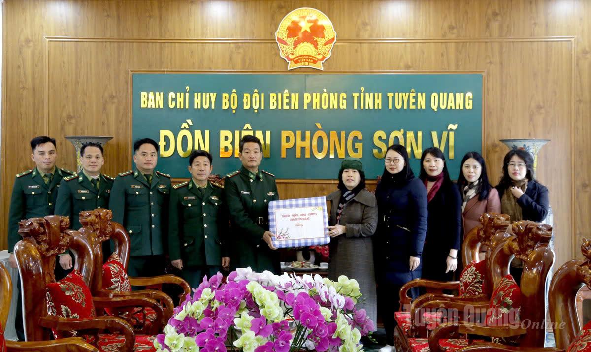 Trưởng Đoàn ĐBQH hoạt động chuyên trách khóa XV tỉnh Lý Thị Lan tặng quà chúc Tết cán bộ, chiến sĩ Đồn Biên phòng Sơn Vĩ.