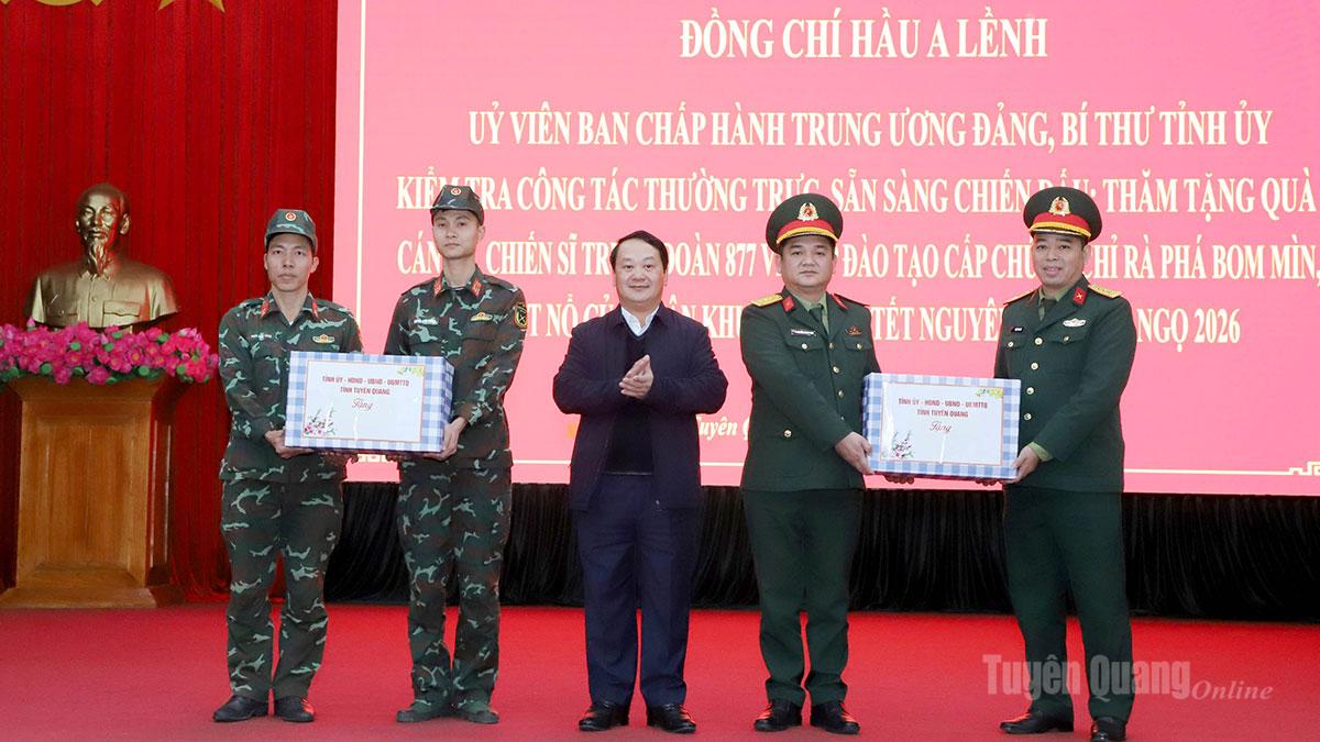 Bí thư Tỉnh ủy Hầu A Lềnh tặng quà, chúc Tết Trung đoàn 877 và Lớp đào tạo, huấn luyện rà phá bom mìn, vật liệu nổ của Quân khu 2.