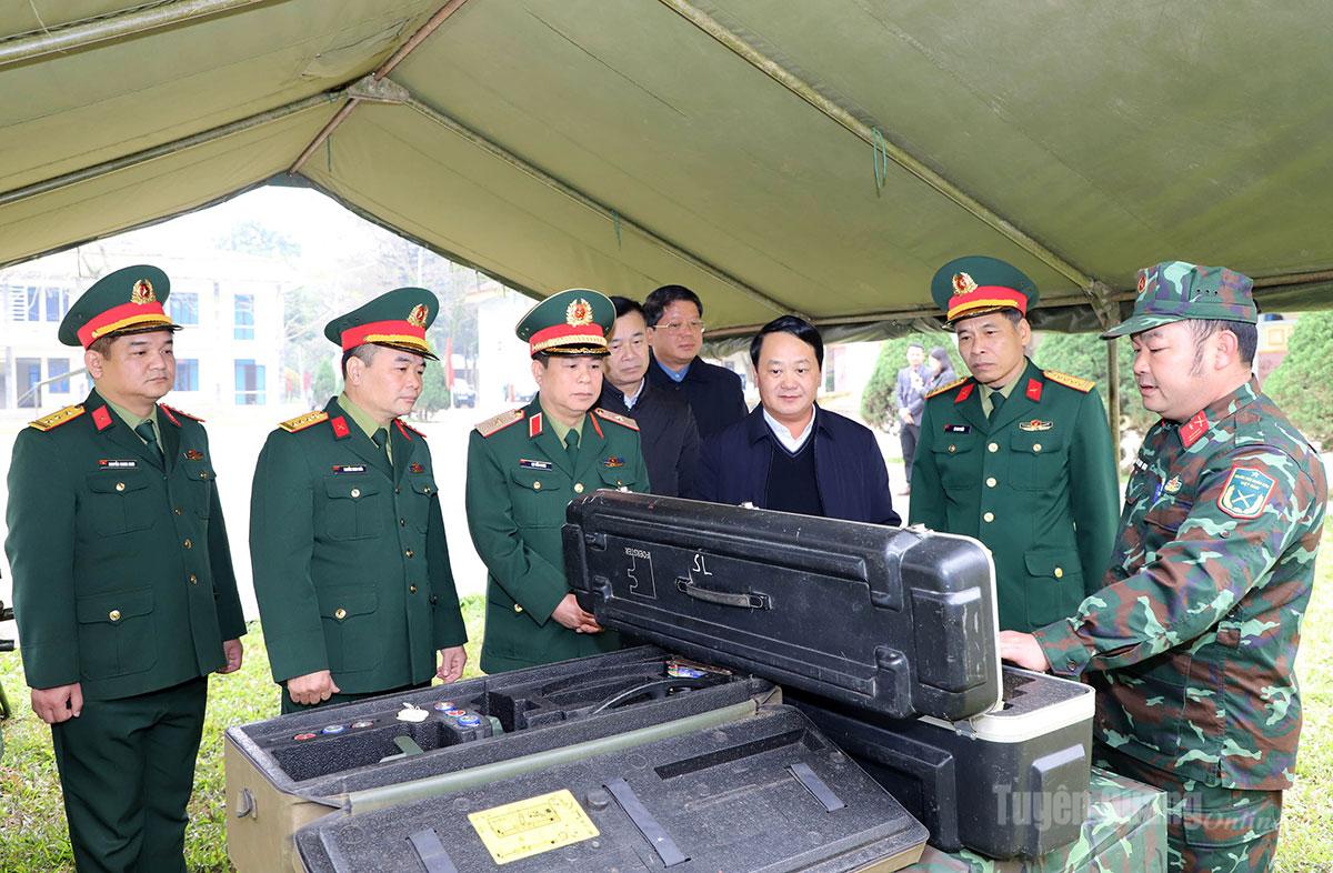 Bí thư Tỉnh ủy Hầu A Lềnh kiểm tra các trang thiết bị phục vụ rà phá bom mìn, vật nổ tại Trung đoàn 877.