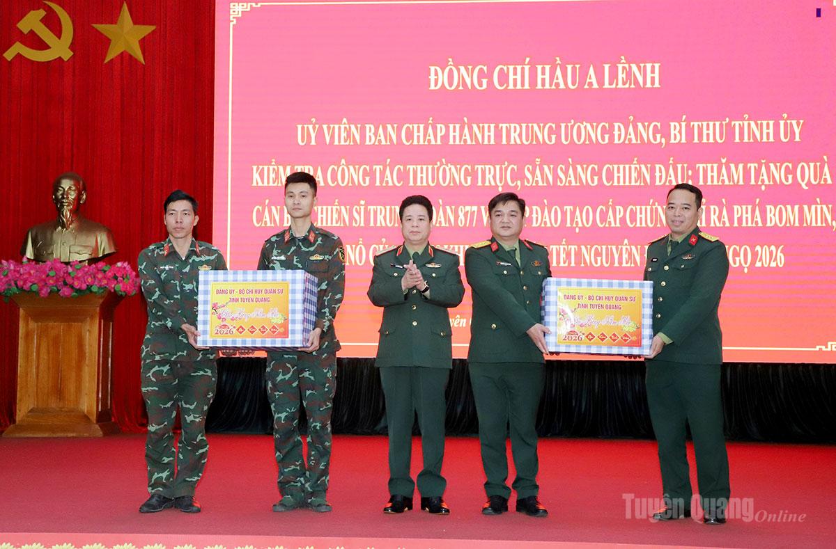 Thiếu tướng Lại Tiến Giang tặng quà, chúc Tết cho Trung đoàn 877 và Lớp đào tạo, huấn luyện rà phá bom mìn, vật liệu nổ của Quân khu 2.