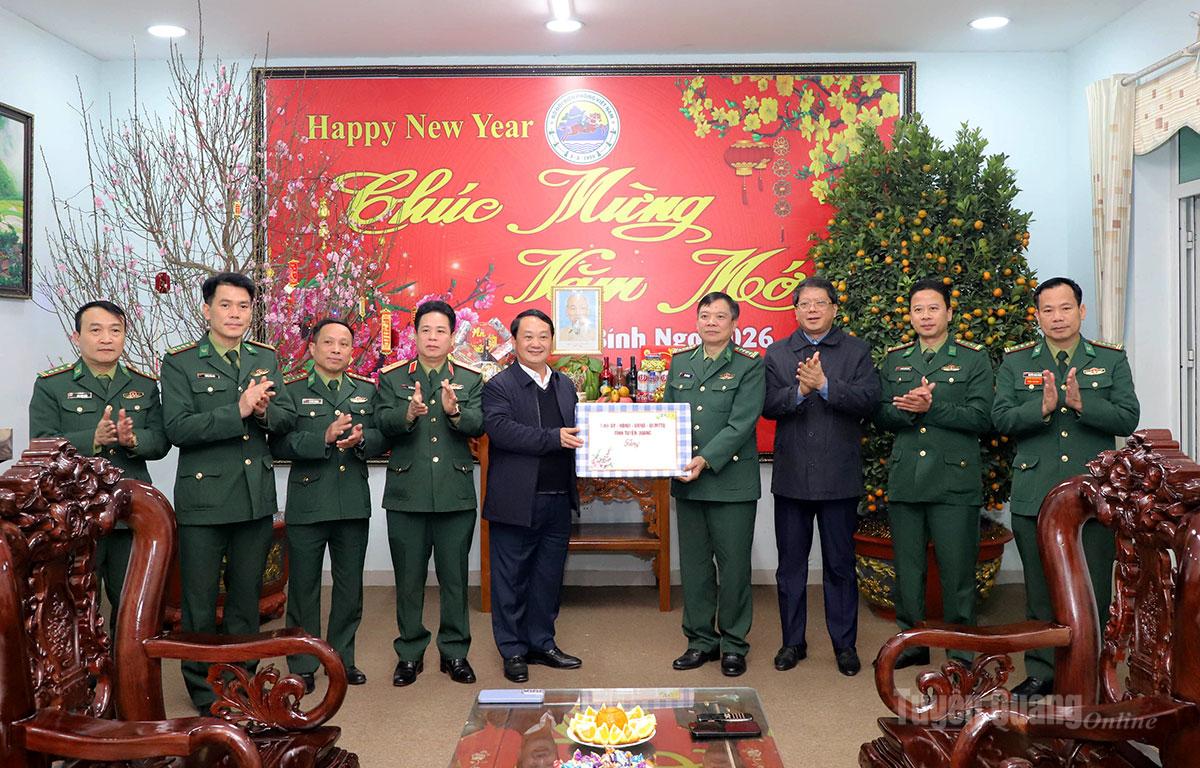 Bí thư Tỉnh ủy Hầu A Lềnh tặng quà Ban Chỉ huy BĐBP tỉnh.