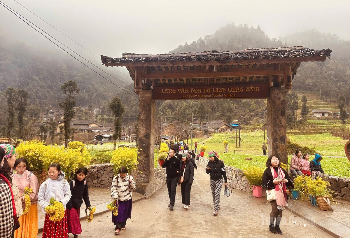 Làng văn hóa du lịch Lũng cẩm là bức tranh tuyết đẹp hàng năm thu hút rất nhiều khách trong và ngoài nước đến tham quan du lịch.