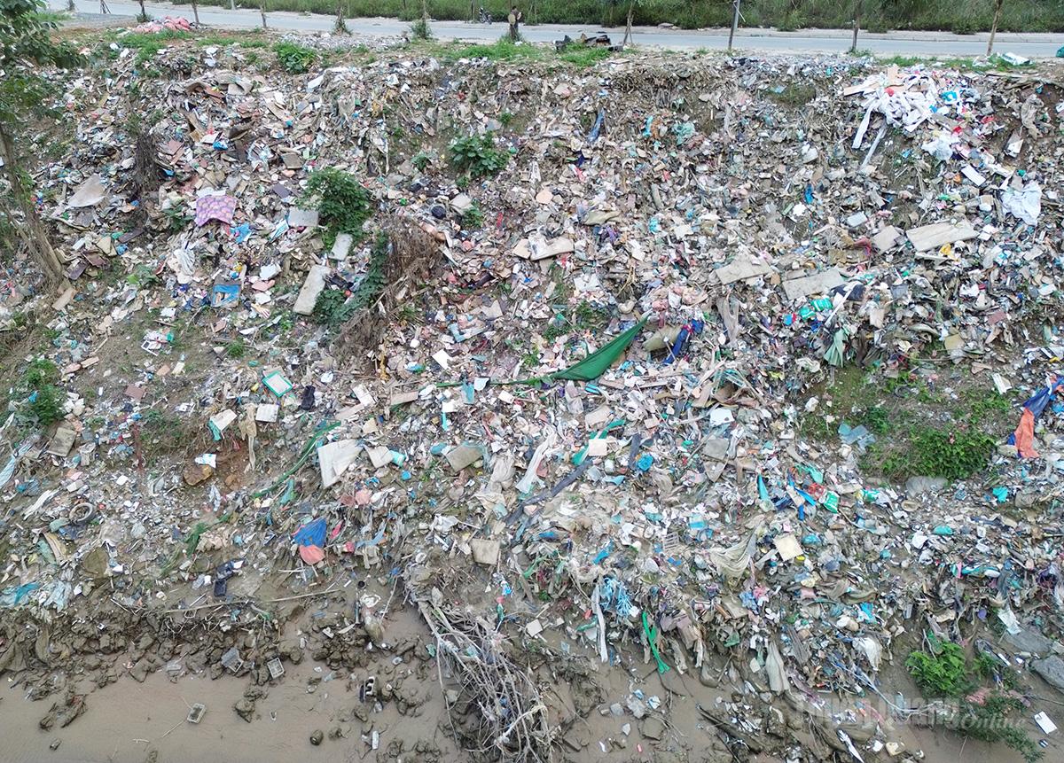 Rác thải không chỉ gây ô nhiễm nguồn nước mà còn có nguy cơ mang những mầm bệnh.