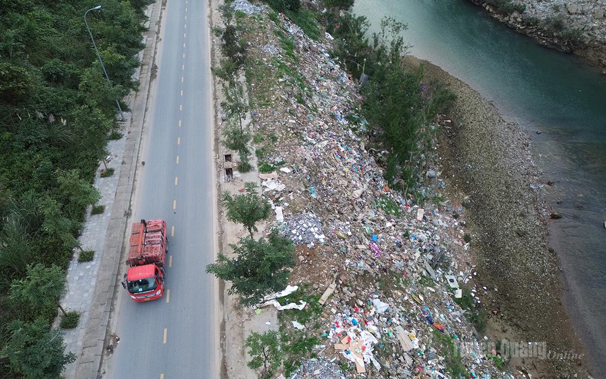 Một đoạn bờ sông Miện bên đường Phùng Hưng trở thành nơi đổ rác thải.