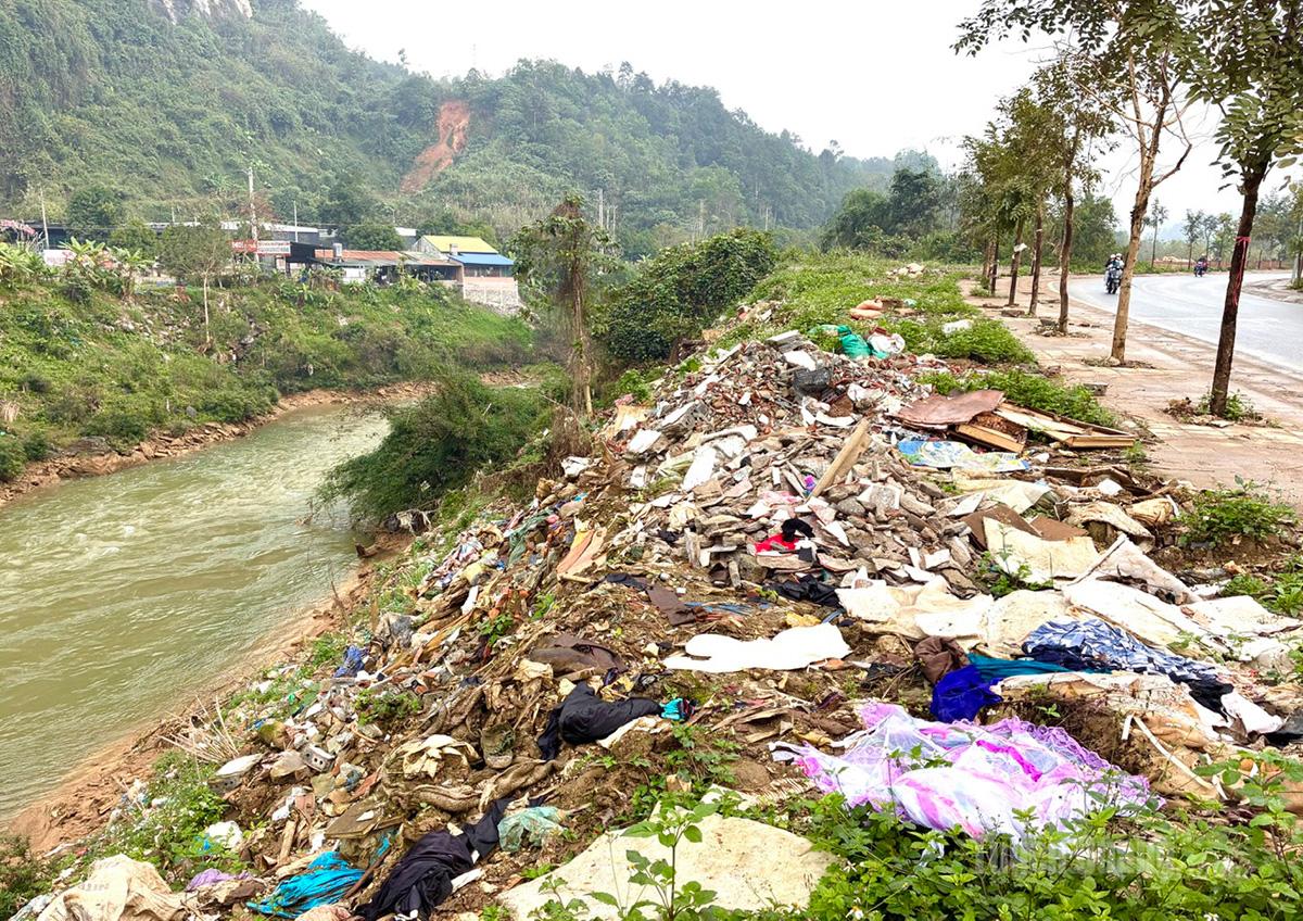 Trên là rác thải, phía dưới là nguồn nước cung cấp cho nhà máy khai thác nước sinh hoạt, nguy cơ ảnh hưởng đến sức khỏe người dân sẽ rất lớn.