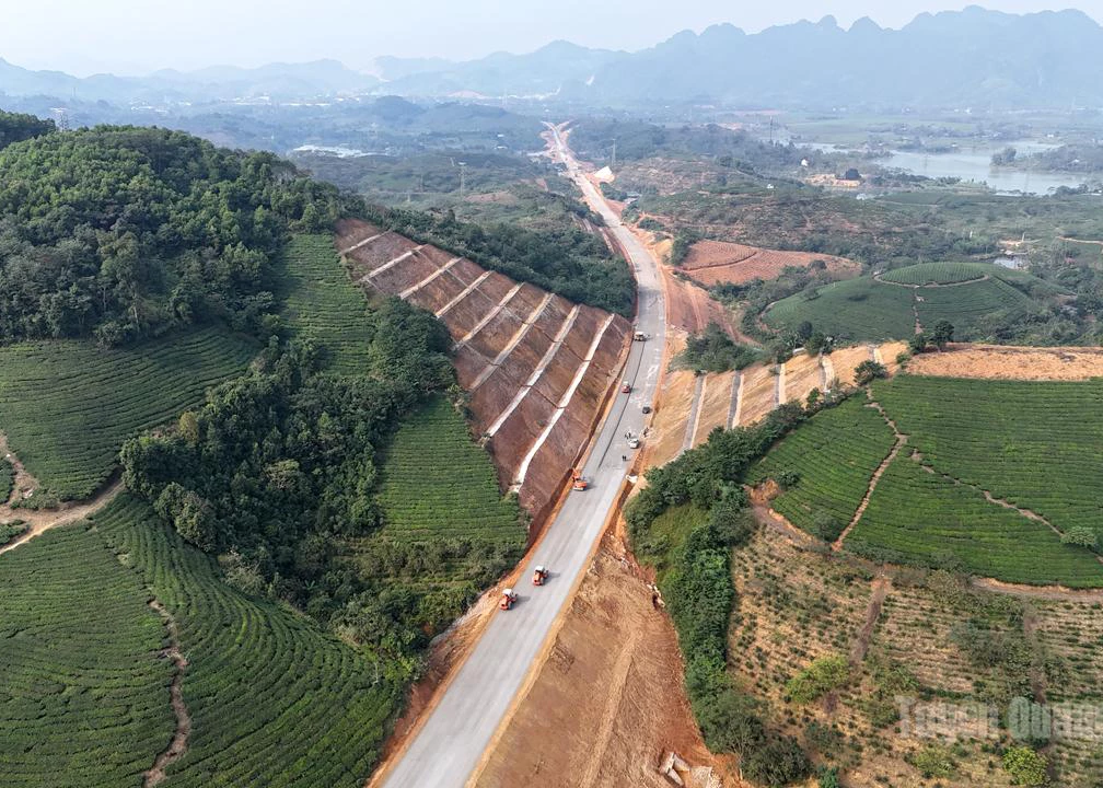 Phase 1 of the Tuyen Quang – Ha Giang Expressway project begins at the junction connecting to the Tuyen Quang – Phu Tho Expressway and ends in Tan Quang Commune.