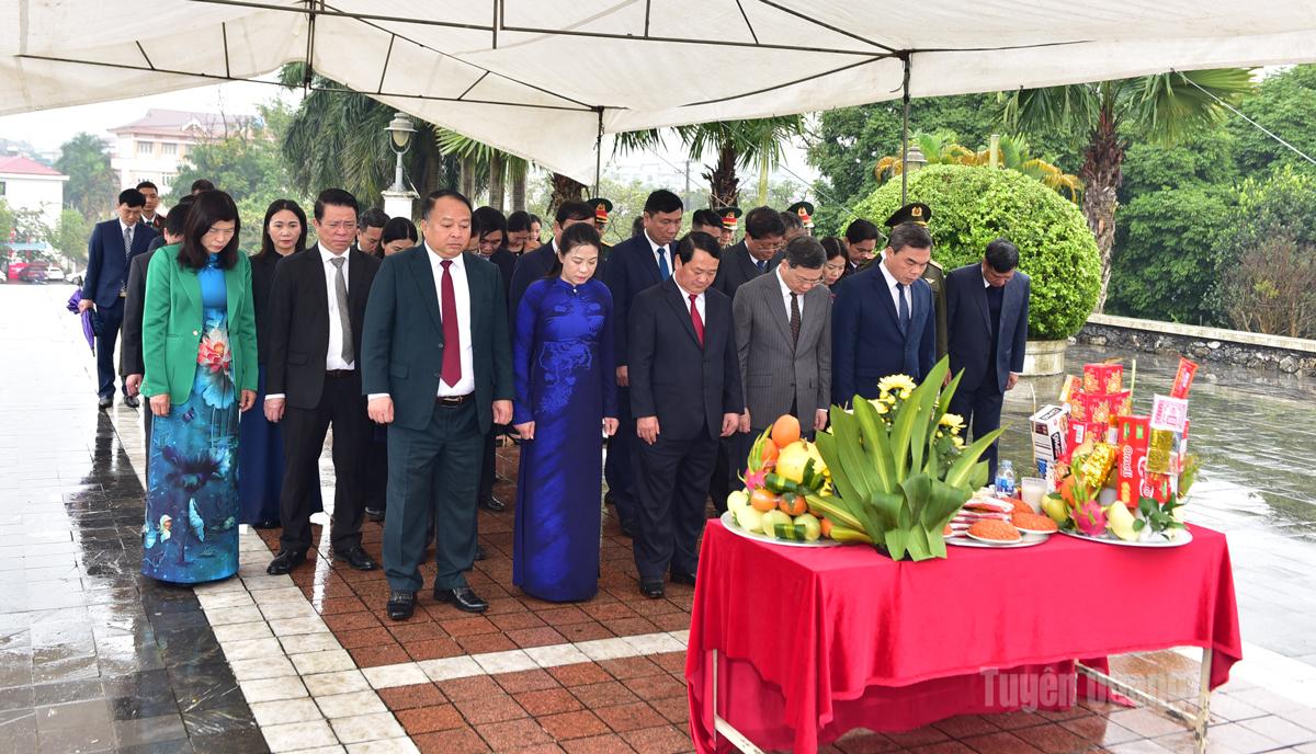 The delegation of the Provincial Party Committee, People’s Council, People’s Committee, Vietnam Fatherland Front Committee and the Provincial National Assembly Delegation of Tuyen Quang, led by Mr. Hau A Lenh, Member of the Party Central Committee and Secretary of the Provincial Party Committee, offers incense at the Memorial to Fallen Heroes.