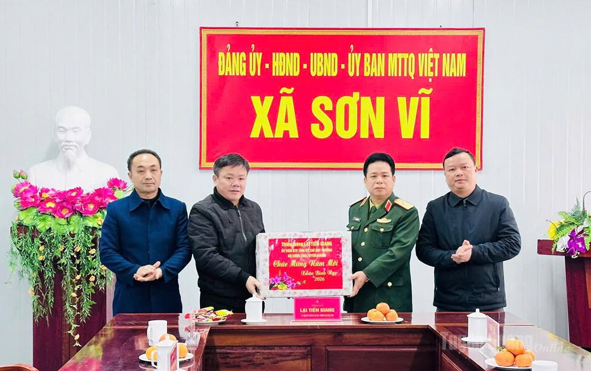 Đại tá Lại Tiến Giang, Chỉ huy trưởng Bộ CHQS tỉnh Tuyên Quang trao quà, chúc Tết Đảng bộ, chính quyền xã biên giới Sơn Vĩ.