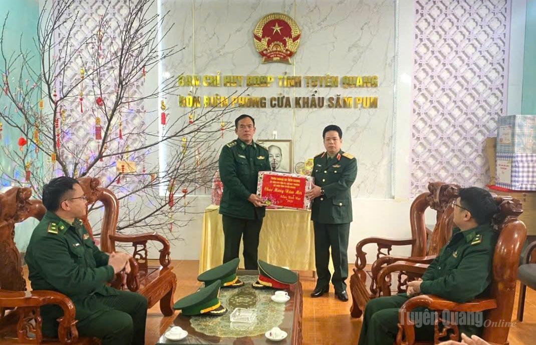 Đồng chí Lại Tiến Giang, Chỉ huy trưởng Bộ CHQS tỉnh thăm, chúc Tết và trao quà cho cán bộ, chiến sĩ Đồn Biên phòng Cửa khẩu Săm Pun.