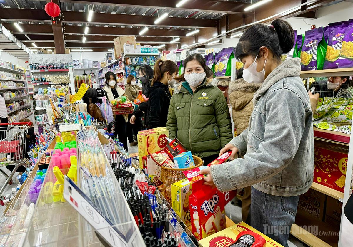 Đoàn viên, người lao động tham gia phiên Chợ Tết Công đoàn – Xuân năm 2026.