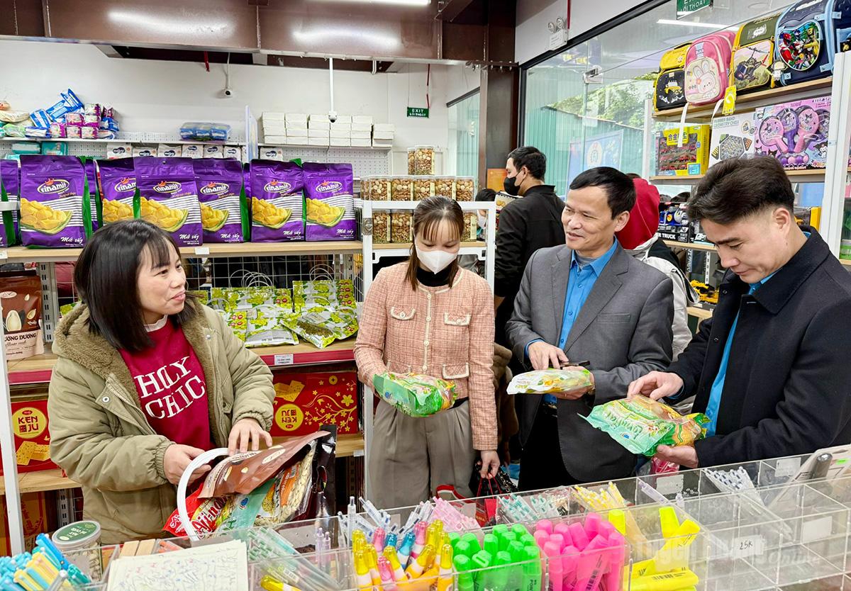 Lãnh đạo Liên đoàn Lao động tỉnh tham quan phiên Chợ Tết Công đoàn – Xuân năm 2026.