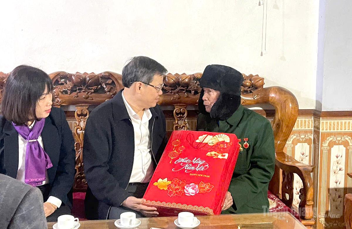 Đồng chí Nguyễn Văn Sơn tặng quà cụ Hoàng Văn Tăng, 102 tuổi, thôn Gia Cát, xã Phú Lương.