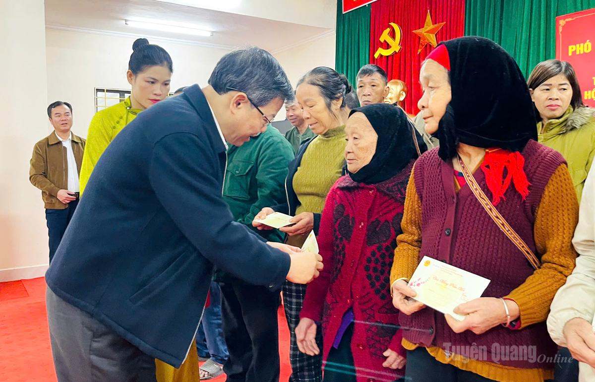 Đồng chí Nguyễn Văn Sơn tặng quà người cao tuổi xã Phú Lương.