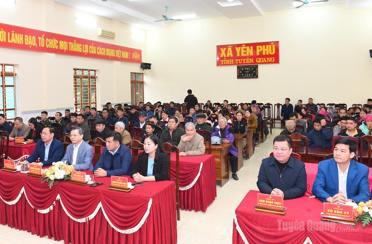 Các đồng chí lãnh đạo HĐND tỉnh, xã Yên Phú và bà con nhân dân dự chương trình.