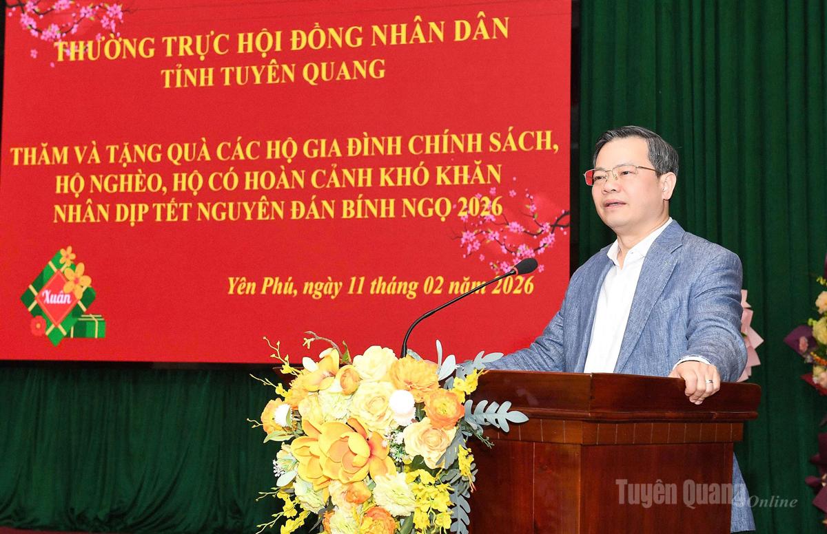 Đồng chí Chủ tịch HĐND tỉnh Nguyễn Văn Sơn phát biểu động viên, chúc Tết Đảng bộ, chính quyền và nhân dân xã Yên Phú.