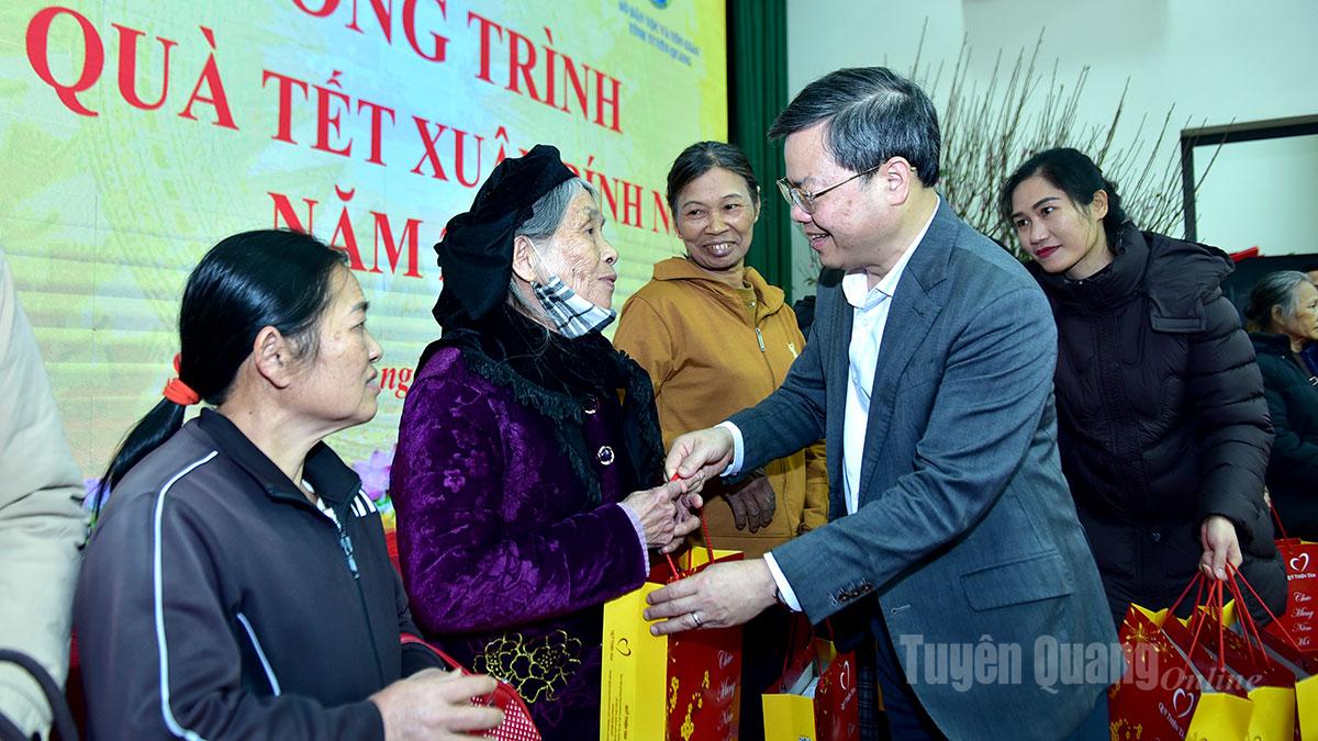 Đồng chí Chủ tịch HĐND tỉnh Nguyễn Văn Sơn trao quà Tết tặng các hộ nghèo, gia đình có hoàn cảnh khó khăn trên địa bàn xã Sơn Dương.