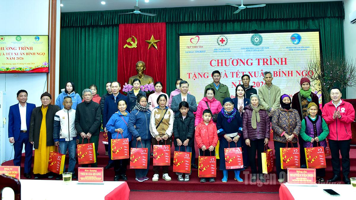 Đồng chí Chủ tịch HĐND tỉnh Nguyễn Văn Sơn và các đại biểu trao quà Tết tặng các hộ nghèo, gia đình có hoàn cảnh khó khăn trên địa bàn xã Sơn Dương.