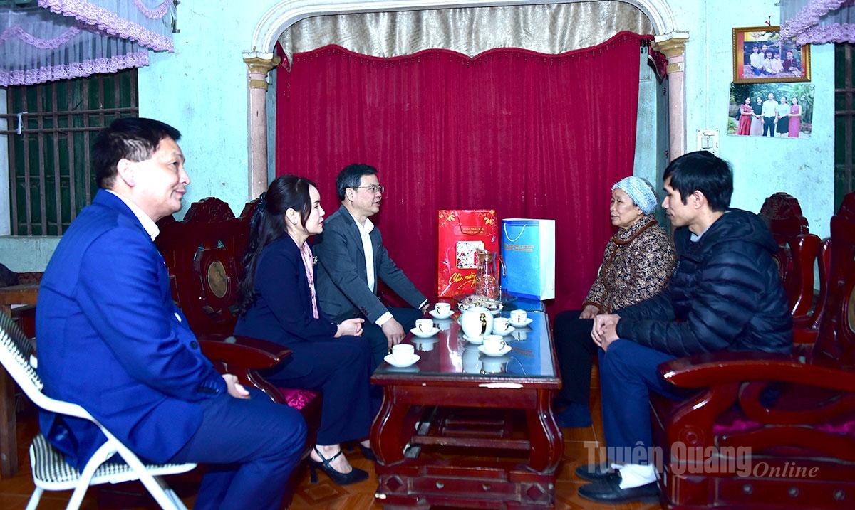 Đồng chí Chủ tịch HĐND tỉnh Nguyễn Văn Sơn thăm, tặng quà Tết gia đình ông Vi Văn Chăm, tại thôn Hưng Thịnh, xã Sơn Dương.