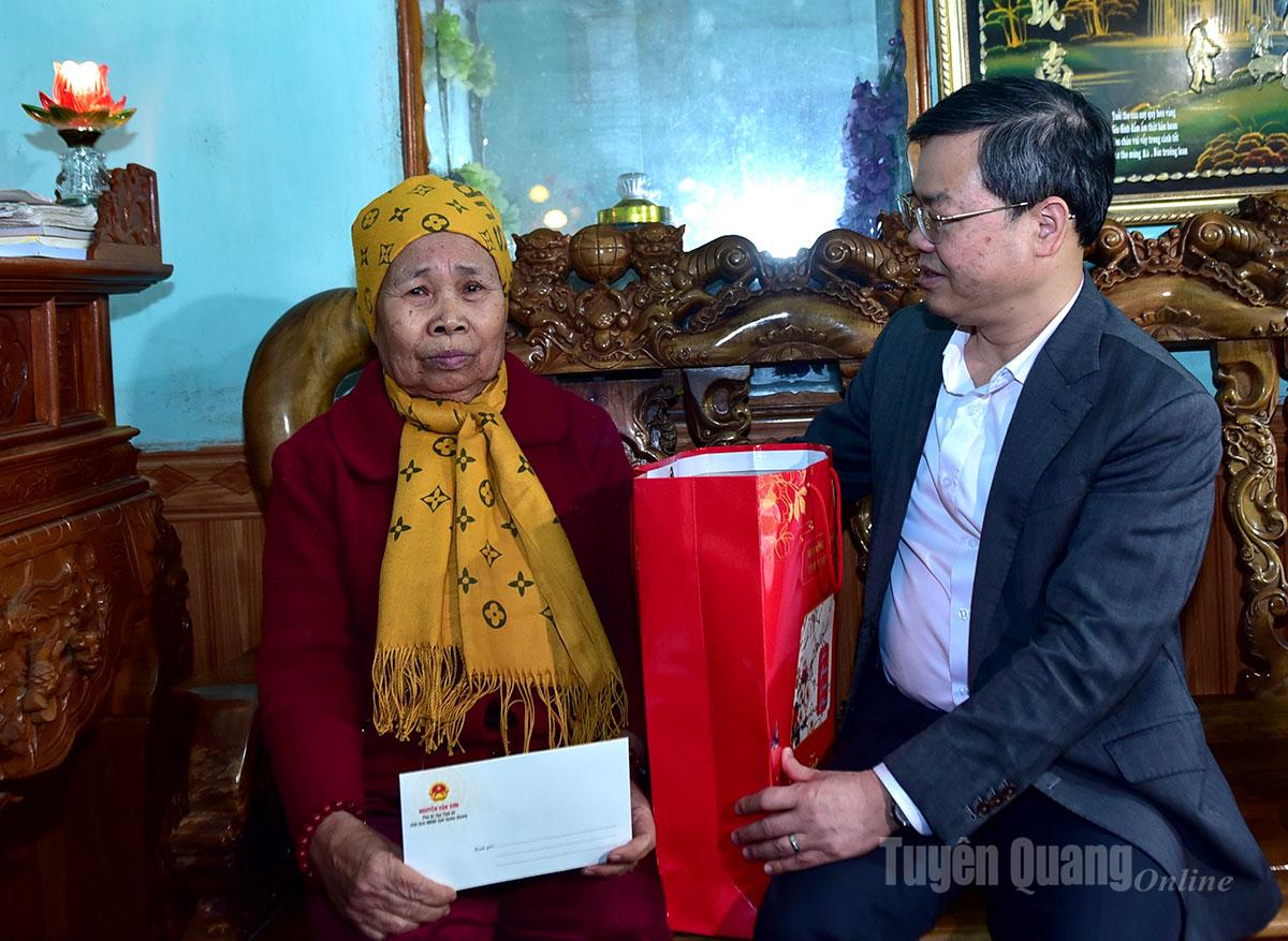 Đồng chí Chủ tịch HĐND tỉnh Nguyễn Văn Sơn thăm, tặng quà Tết bà Đỗ Thị Sung, là vợ liệt sĩ Đặng Văn Phúc, ở thôn Ngãi Thắng, xã Sơn Dương.