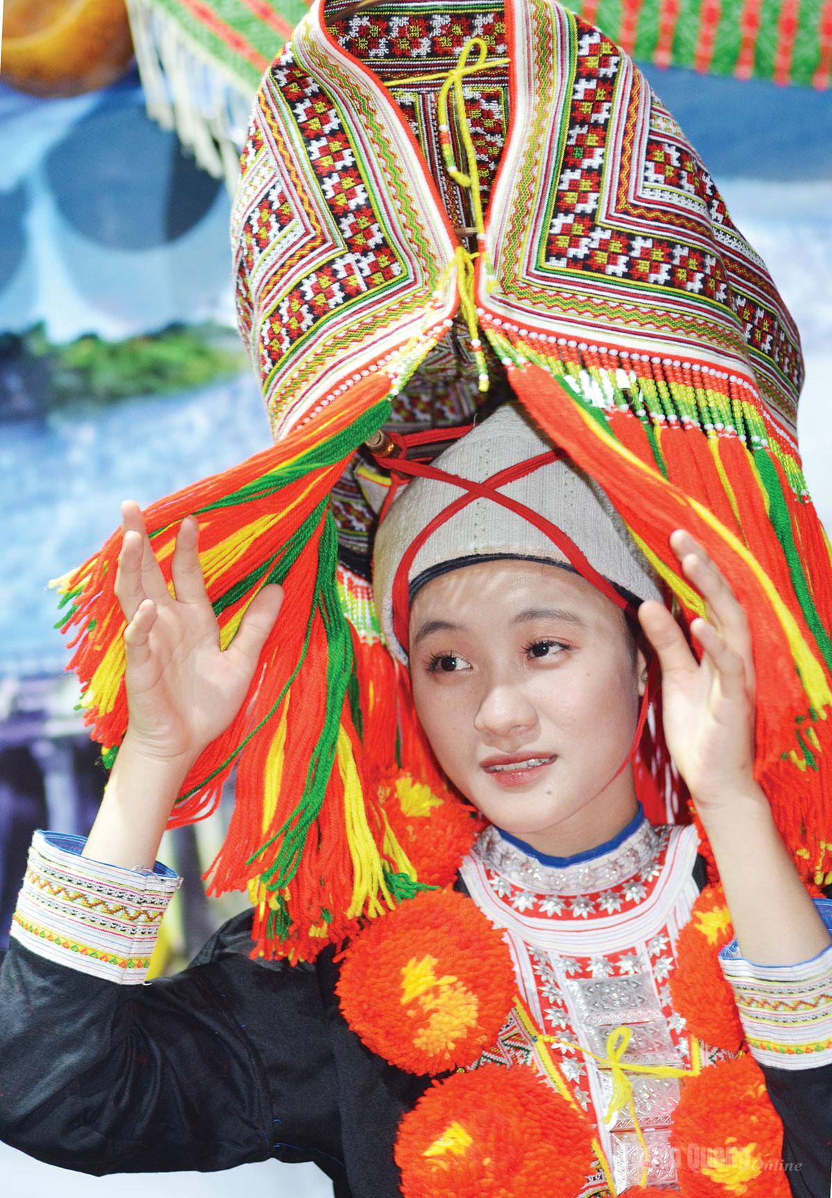 Nghệ thuật trang trí trên trang phục truyền thống của người Dao đỏ được công nhận là Di sản văn hóa phi vật thể quốc gia. 		      Ảnh: Cảnh Trực