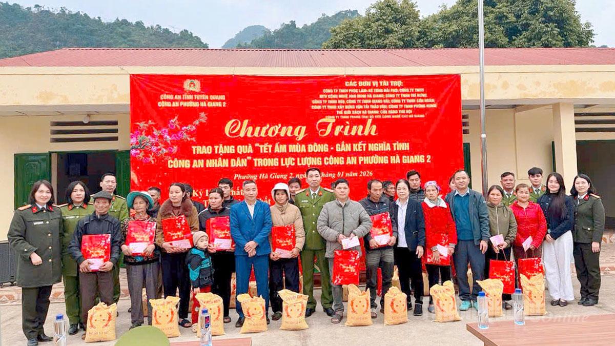 Công an phường Hà Giang 2 và các nhà hảo tâm trao tặng quà Tết cho các gia đình chính sách, hộ nghèo.